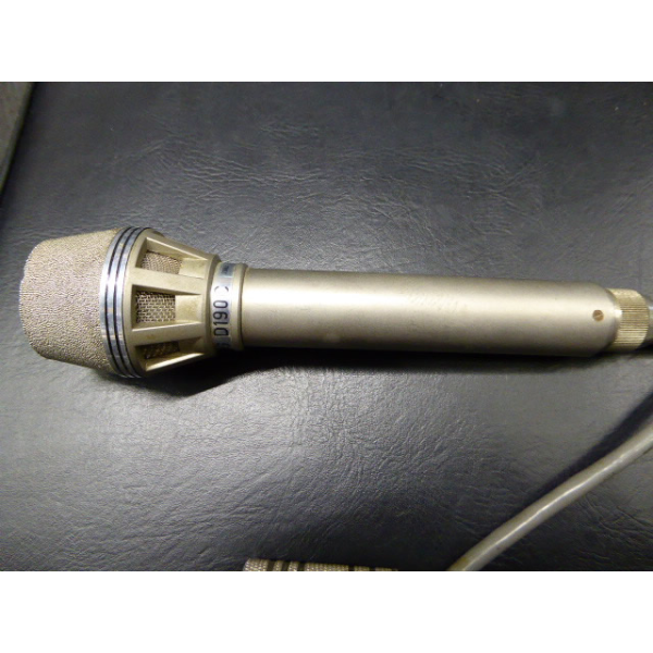Vintage Austrian-made microphone.<br />Renowned as a great dynamic microphone, especially on drums but also for miking up guitar amps and for a crisp vocal response.<br />Frequently used at Abbey Road studios, as a successor to the D19, so it's frequently associated with a British rock sound of the 60s/70s.<br /><br />
