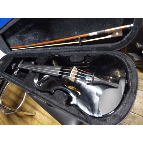 <p>This 4/4 full-size beginner violin handcrafted with a laminate spruce top, basswood back and sides, and maple bridges.</p><p>It delivers excellent resonance transmission and a penetrating tone, while the spruce top enhances tonal projection, offering rich, clear tones.</p><p><br /></p>