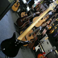 <p>Active 4-string with 1 single coil and 1 double coil wilkinson pickup. Black quilt finish.</p><p></p>