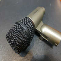 <p>Great dynamic cardioid microphone for instruments.</p><p>Well-voiced for Snare and Tom miking.</p><p>Integrated stand-mount.</p><p><br /></p>