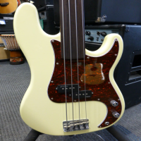 <p>Lovely fretless P bass by Revelation.</p><p>Condition: tiny chip in the headstock, otherwise excellent.</p>