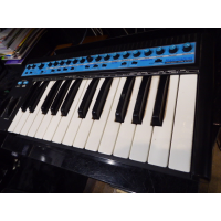 <p>One of the classic mono-synths of the 90s analogue revival.</p><p>2 DCO with simple and intuitive controls via 17 knobs, 10 switches and 2 pitch/mod wheels.</p><p>Originally designed as a TB-303 clone.</p><p>&nbsp;2 octave keyboard, portable design.</p><p>Great for basses, synth leads and synth FX.</p><p>Transmits MIDI continuous controller data from its pitch/mod wheels, frequency cutoff, resonance, filter modulation depth, env 1 attack, decay and env 2 attack and decay.</p><p></p>