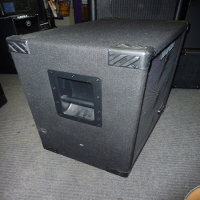 Beautiful 4x10 bass cab with lovely rugged carpet covering. Excellent condition. 400 watts @ 8 ohms.