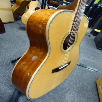 <p>Awesome all-solid acoustic guitar with great playability.</p><p>Condition: One small dent in the table, otherwise excellent.</p>