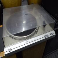 <p>Classic fully-automatic direct drive turntable.</p><p>Good condition, with Numark catrdige and stylus.</p><p>The lid has a few signs of age - the transparent plastic has gone a little opaque.</p><br /><p></p>