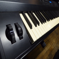 <p>88-key weighted-action stage piano. (no built-in speakers)<br /></p><p>Large feature set: </p><p>128 Programs covering all instrument types.</p><p>Dual, Split &amp; Transpose functions accessible from the front panel.</p><p>16-part multitimbral for use in a midi production setting.</p><p>Outputs are on a pair of TRS jacks (with 24 bit DACs)</p><br /><p></p><p></p><p></p>