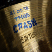 <p>Awesome 16" crash cymbal.</p><p>Condition: One tiny dent in the side, otherwise excellent.</p>