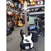 <p>Decent entry-level short-scale bass in excellent condition.</p><p>Includes bag and strap.</p>