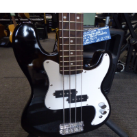 <p>Decent entry-level short-scale bass in excellent condition.</p><p>Includes bag and strap.</p>