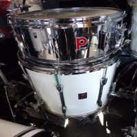 <p>5-Piece drum kit with double-ended lugs, quality snare drum, cymbals, full set of hard cases, and more.</p><p>Great condition.</p>