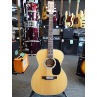 <p>Superb 000 size acoustic guitar in excellent condition.</p><p>This is the older model with the rosewood fingerboard as opposed to the current version.</p>