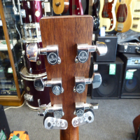 <p>Superb 000 size acoustic guitar in excellent condition.</p><p>This is the older model with the rosewood fingerboard as opposed to the current version.</p>