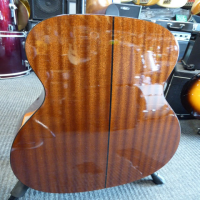 <p>Superb 000 size acoustic guitar in excellent condition.</p><p>This is the older model with the rosewood fingerboard as opposed to the current version.</p>