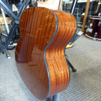 <p>Superb 000 size acoustic guitar in excellent condition.</p><p>This is the older model with the rosewood fingerboard as opposed to the current version.</p>