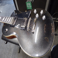 <p>A lovely Les Paul Modern in graphite black finish.</p><p>Mint condition.</p>