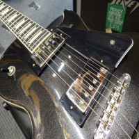 <p>A lovely Les Paul Modern in graphite black finish.</p><p>Mint condition.</p>