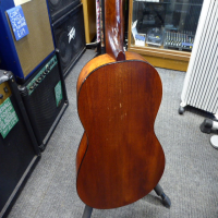 <p>Good quality 3/4 size classical.</p><p>Condition: Lots of chips and small marks all over, but otherwise fine.</p>