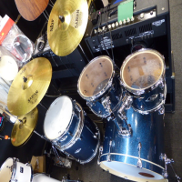 <p>Stunning 5-piece drum kit by Pearl.</p><p>Excellent condition.</p>
