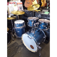 <p>Stunning 5-piece drum kit by Pearl.</p><p>Excellent condition.</p>