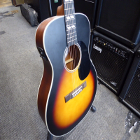 <p>Lovely little electro-acoustic parlour guitar with sunburst finish.</p><p>Mint condition.</p>