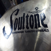 Lovely 16" crash cymbal in excellent condition.