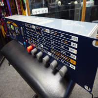 Monophonic rack mount synthesizer featuring three digitally controlled analogue oscillators and an analogue filter (cloned from the Moog Source filter)<br /><br />Two Low Frequency Oscillators, only one of which is multi waveform.&nbsp;<br />Two ADSR envelopes.<br />99 patch memory.<br />Fully-featured arpeggiator.&nbsp;<br />Stereo outputs<br />6 knobs for patch editing and a button to cycle through the different sections of the editing matrix.&nbsp;<br /><br /><br />