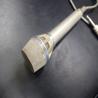 Vintage Austrian-made microphone.<br />Renowned as a great dynamic microphone, especially on drums but also for miking up guitar amps and for a crisp vocal response.<br />Frequently used at Abbey Road studios, as a successor to the D19, so it's frequently associated with a British rock sound of the 60s/70s.<br /><br />