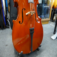 <p>A beginner-friendly instrument for students aged 7-11 starting lessons, ensembles, or home practice.&nbsp;</p><p>Its laminated spruce top and basswood back and sides produce a warm, even sound, giving you a clear foundation for developing bow control and intonation.&nbsp;</p><p>The sturdy laminated construction also provides the durability needed for regular practice and transport</p><p>Ebonised tuning pegs work alongside four integrated fine tuners, making it straightforward to bring each string to pitch and make smaller adjustments as you practise.&nbsp;</p><br />